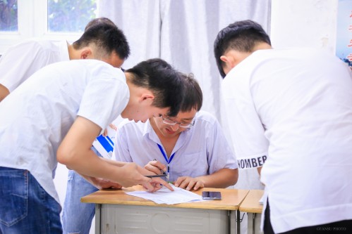 201908【今日五中迎來新主人——阜陽五中千余名新生喜領(lǐng)通知書】2000k 阜陽日報 阜陽發(fā)布 特約攝影 凡偉 18844908911 (9)_conew1.jpg