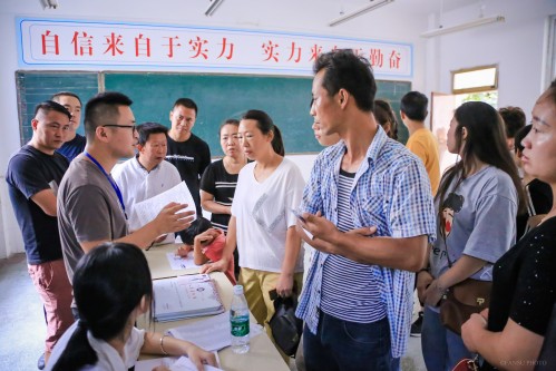 201908【今日五中迎來新主人——阜陽五中千余名新生喜領(lǐng)通知書】2000k 阜陽日報 阜陽發(fā)布 特約攝影 凡偉 18844908911 (14)_conew1.jpg