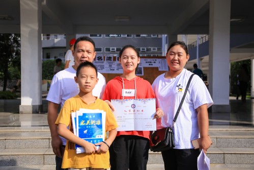 201908【今日五中迎來新主人——阜陽五中千余名新生喜領(lǐng)通知書】2000k 阜陽日報 阜陽發(fā)布 特約攝影 凡偉 18844908911 (11)_conew1.jpg