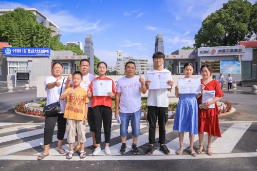 201908【今日五中迎來新主人——阜陽五中千余名新生喜領(lǐng)通知書】2000k 阜陽日報 阜陽發(fā)布 特約攝影 凡偉 18844908911 (17)_conew1.jpg