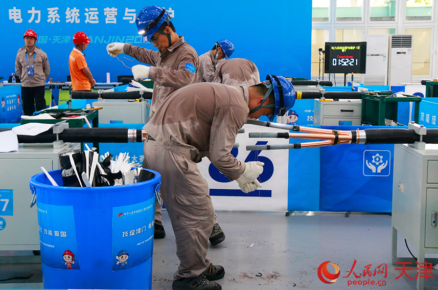第二屆全國(guó)技能大賽“電力系統(tǒng)運(yùn)營(yíng)與維護(hù)”比賽現(xiàn)場(chǎng)。人民網(wǎng)記者 唐心怡攝