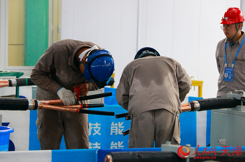 比賽中，選手們認(rèn)真比拼，汗水浸透衣裳。人民網(wǎng)記者 唐心怡攝