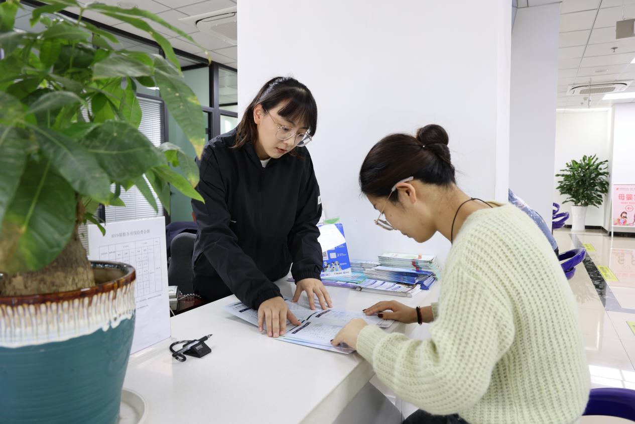 慈湖高新區(qū)政務(wù)中心大廳，工作人員正在給市民介紹相關(guān)政策。慈湖高新區(qū)管委會(huì)供圖