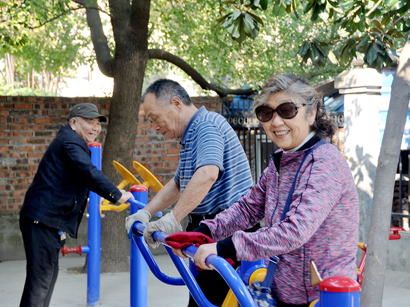 實(shí)施“快樂健身”行動(dòng)，豐富小區(qū)健身設(shè)施?；ㄉ絽^(qū)發(fā)展改革委供圖