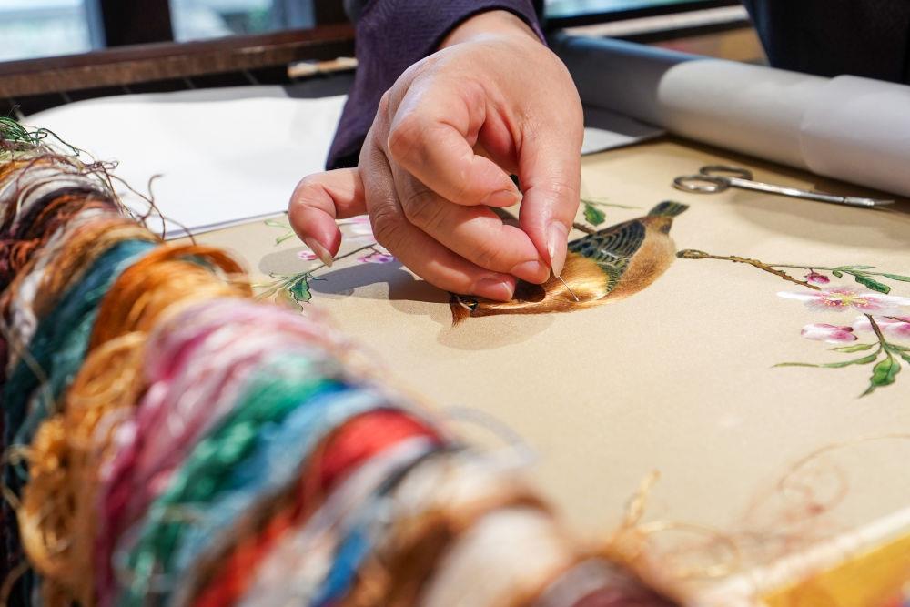 △2023年7月6日，盧建英在江蘇蘇州平江路的工作室內(nèi)刺繡。