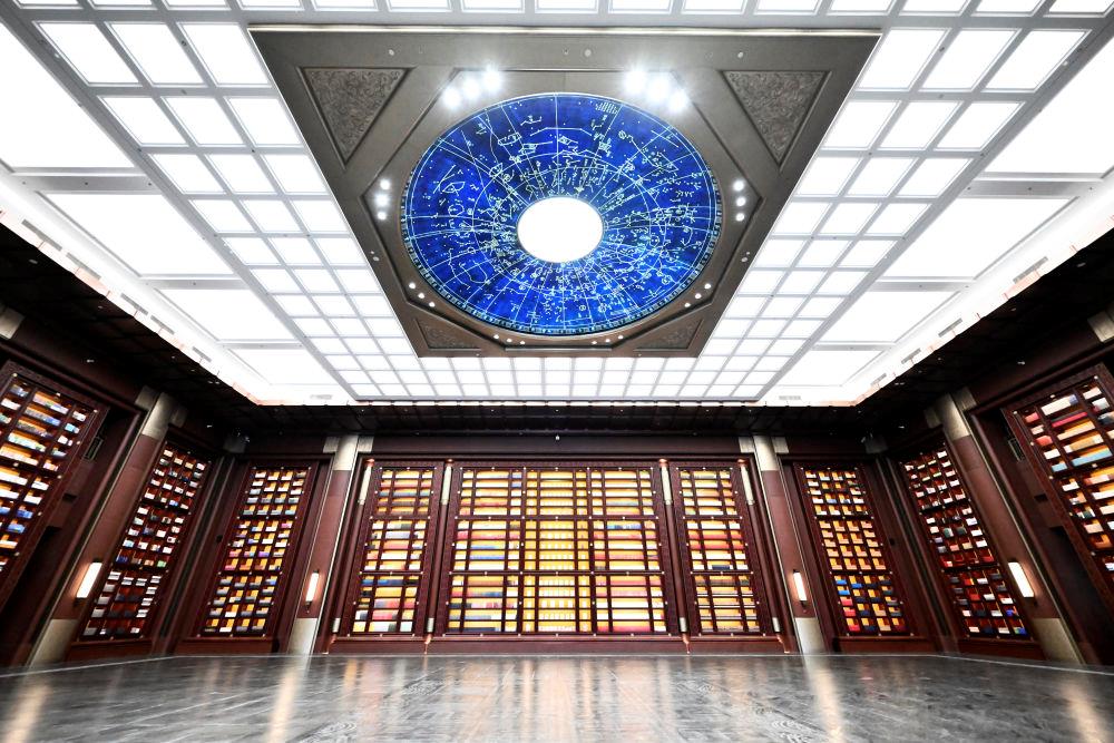 △中國國家版本館中央總館“文瀚閣”內(nèi)景。星空穹頂上是一幅宋代石刻天文圖，傳遞著“文瀚閣”的寓意：中華文明如星空般浩瀚璀璨。