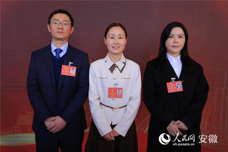 安徽省人大代表丁?。ㄗ螅?、方少杰（中）、周冰一（右）回答記者提問。人民網(wǎng)記者 王曉飛攝