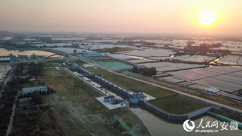 夕陽(yáng)下的裕溪船閘。人民網(wǎng)記者 李希蒙攝