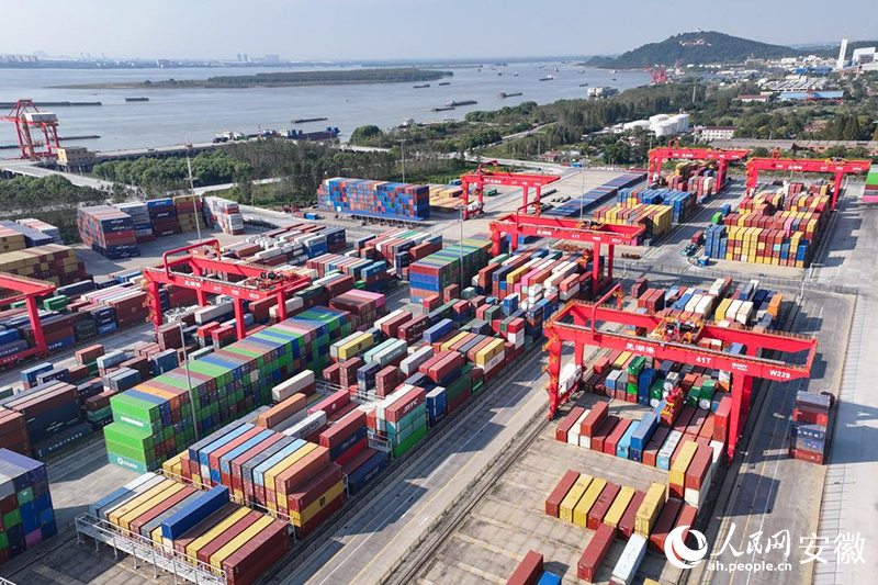 繁忙的蕪湖港碼頭。人民網(wǎng)記者 李希蒙攝