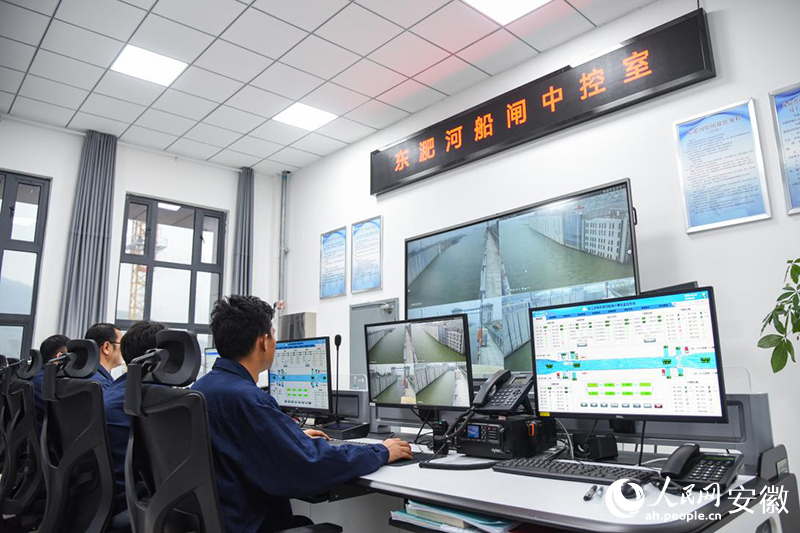 東淝河船閘總控室。人民網(wǎng)記者 李希蒙攝