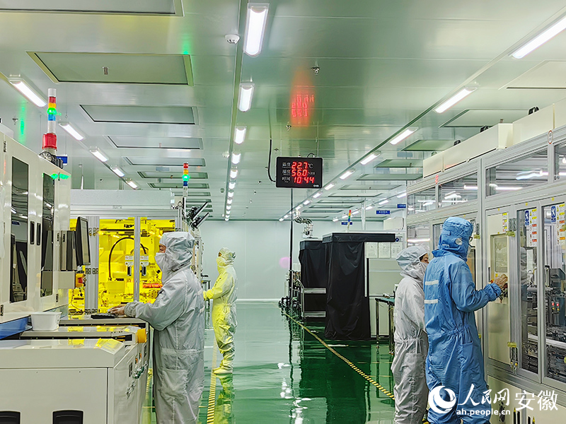 安徽芯視佳半導體顯示科技有限公司車間正在生產(chǎn)。人民網(wǎng)記者 韓震震攝