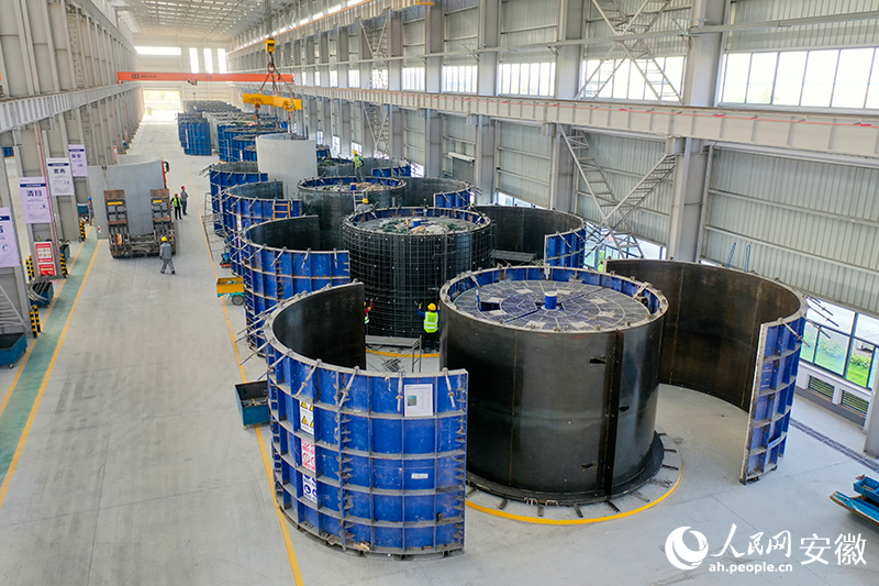 天杉能源科技公司車間內(nèi)，正在生產(chǎn)風(fēng)力發(fā)電機(jī)塔筒。人民網(wǎng)記者 陳若天攝.jpg