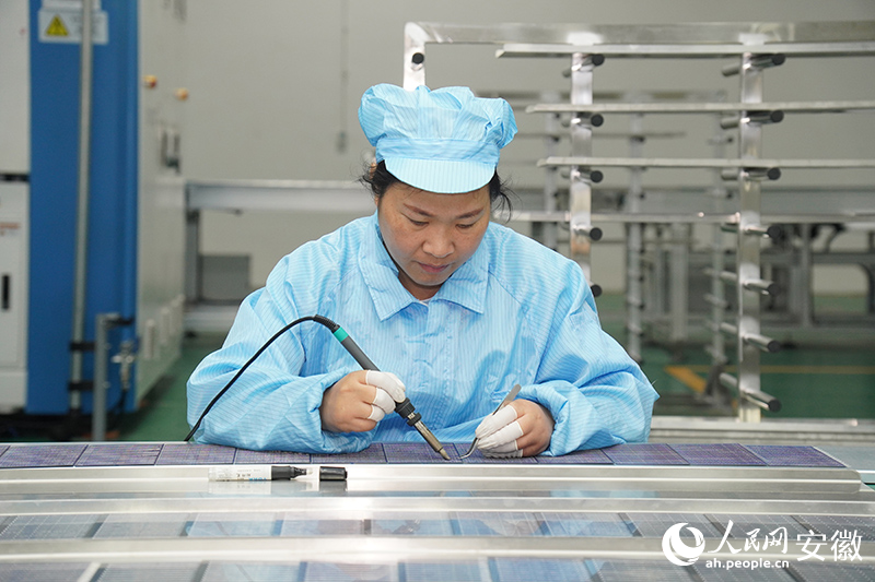 亳州宏陽能源股份有限公司車間內(nèi)，工人正在作業(yè)。人民網(wǎng)記者 陳若天攝.jpg