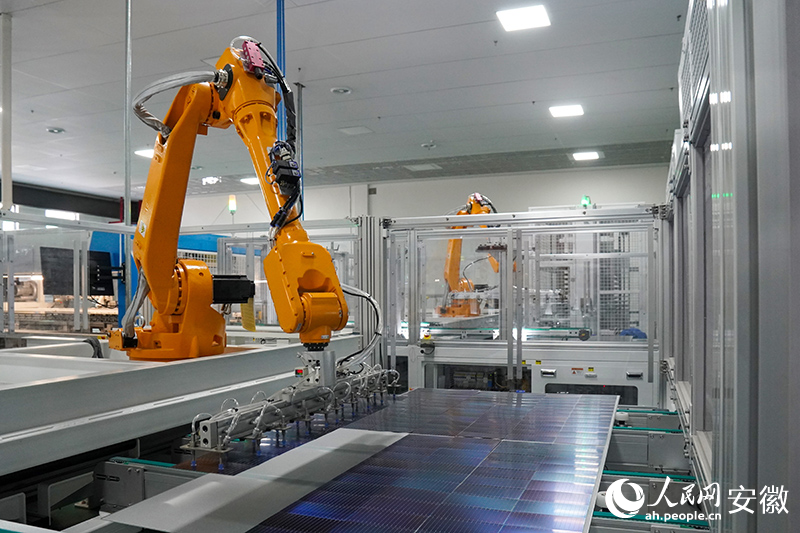 亳州宏陽能源股份有限公司車間內(nèi)，機(jī)械臂正在作業(yè)。人民網(wǎng)記者 陳若天攝.jpg