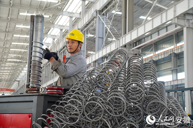 天杉能源科技公司車間內(nèi)，工人正在作業(yè)。人民網(wǎng)記者 陳若天攝.jpg