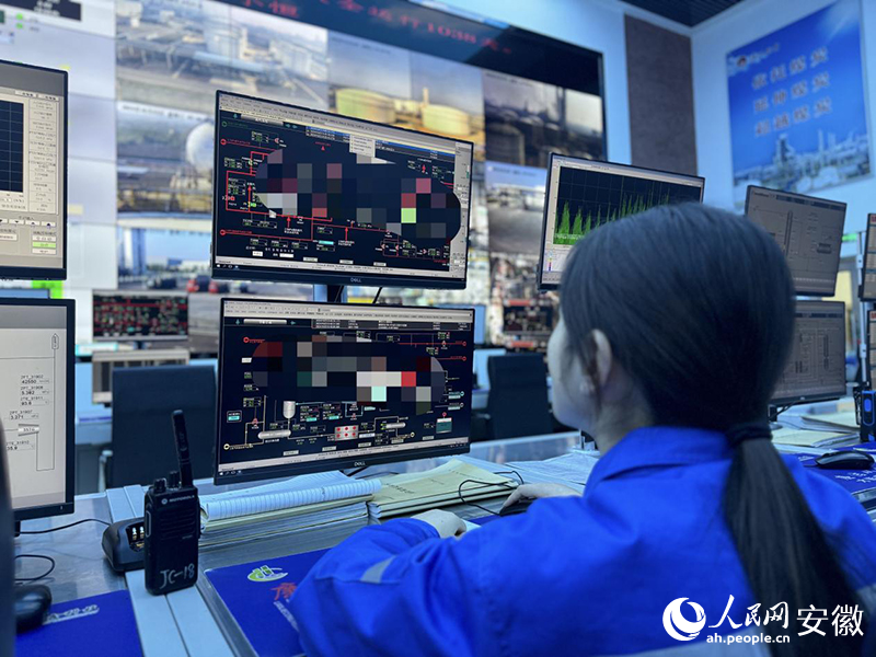安徽碳鑫科技有限公司里，工作人員正在監(jiān)測數(shù)據(jù)。 人民網(wǎng) 呂歡歡攝