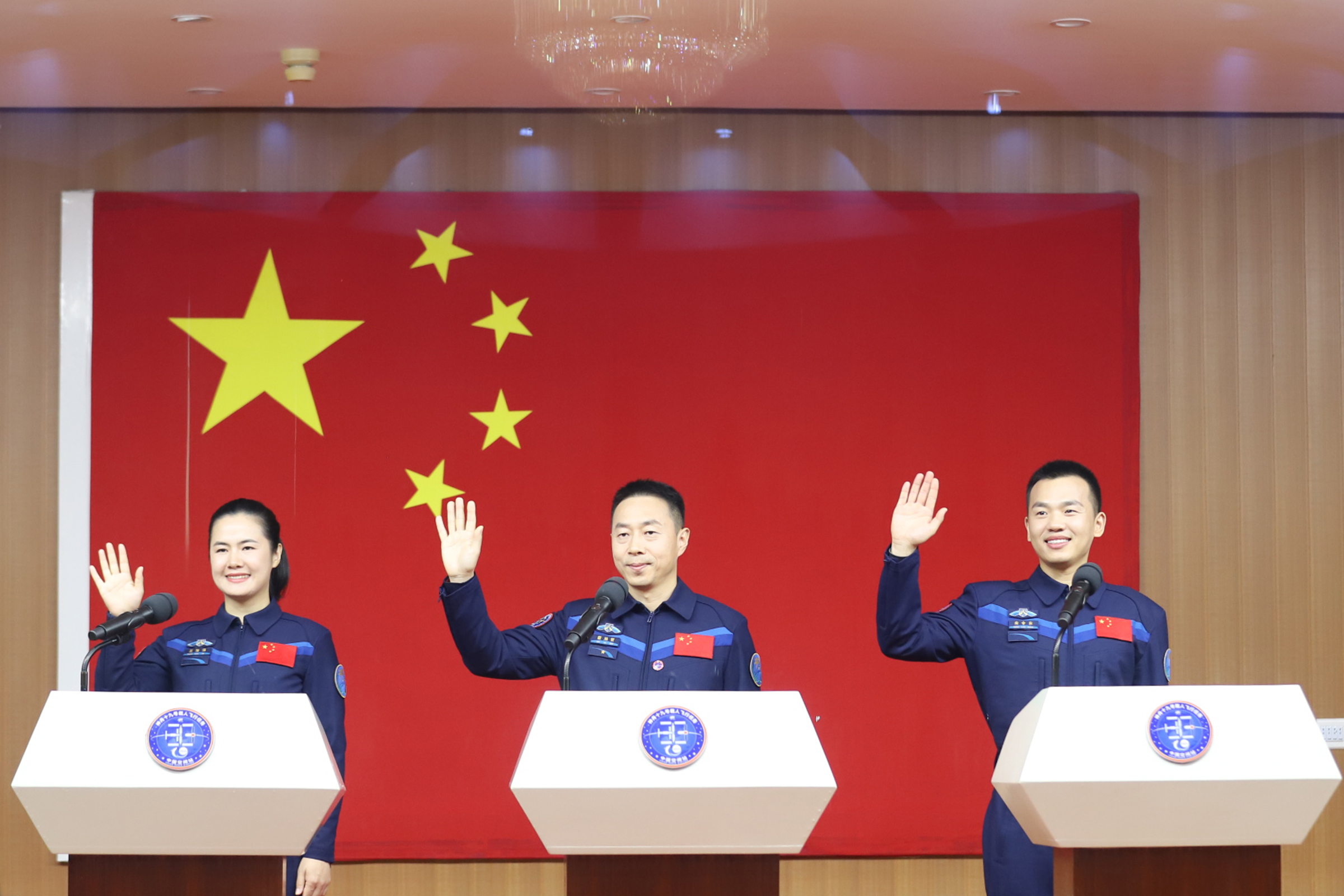 10月29日，神舟十九號(hào)航天員乘組在酒泉衛(wèi)星發(fā)射中心問(wèn)天閣與中外媒體記者集體見(jiàn)面。人民網(wǎng)記者 黃帆攝