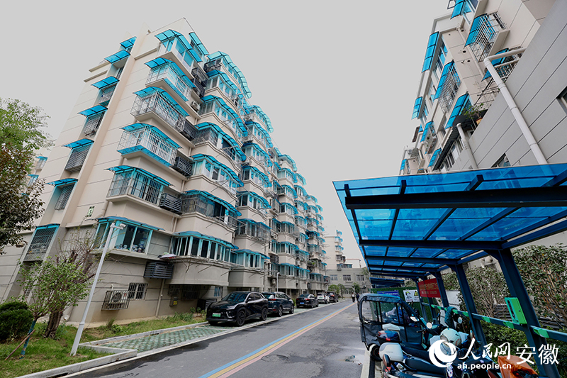 改造后，小區(qū)停車井然有序。人民網(wǎng)記者 張俊攝