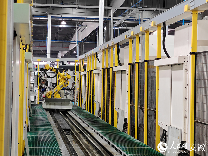 安徽鴻圖精密工廠里正在精加工操作的機(jī)械臂。人民網(wǎng) 丁紀(jì)攝