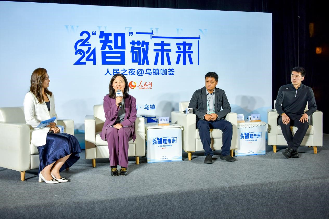 在對話環(huán)節(jié)，趣丸科技總編輯、副總裁任少峰，星云智慧機器人CEO李明，可之教育大模型創(chuàng)始人王冠討論“人工智能如何惠及大眾”。人民網(wǎng)記者 任峰濤攝