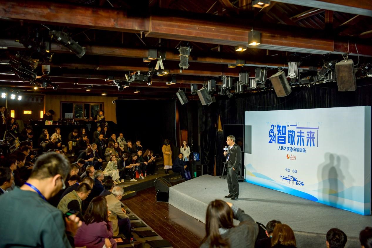 在開場環(huán)節(jié)，清華大學(xué)人工智能研究院常務(wù)副院長、教授孫茂松發(fā)言分享。人民網(wǎng)記者 任峰濤攝