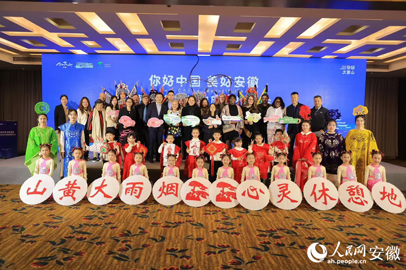 旅行商們與演員們合影。人民網(wǎng)記者 王曉飛攝