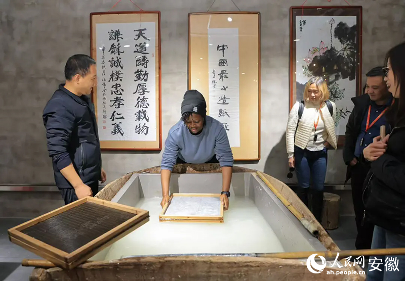 美國(guó)旅行商法紹拉·扎伊諾布·托沃布拉體驗(yàn)宣紙制作工藝。人民網(wǎng)記者 王曉飛攝