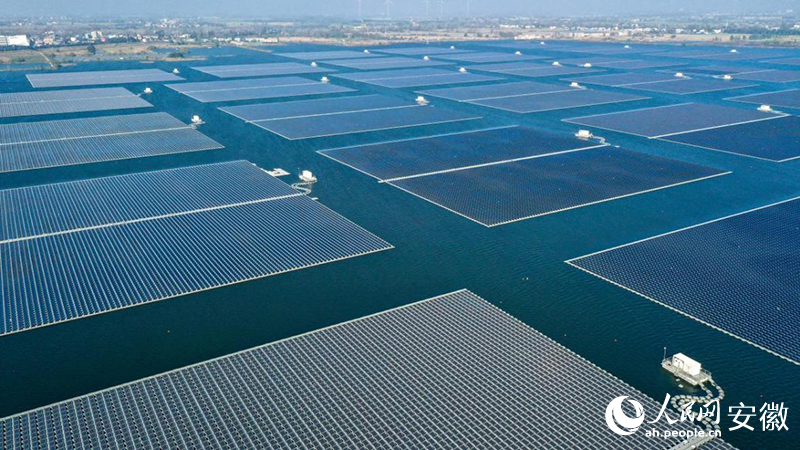 俯瞰位于鳳臺的水上光伏電站。人民網(wǎng)記者 張俊攝