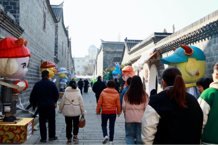 景區(qū)游人如織。 六尺巷景區(qū)供圖