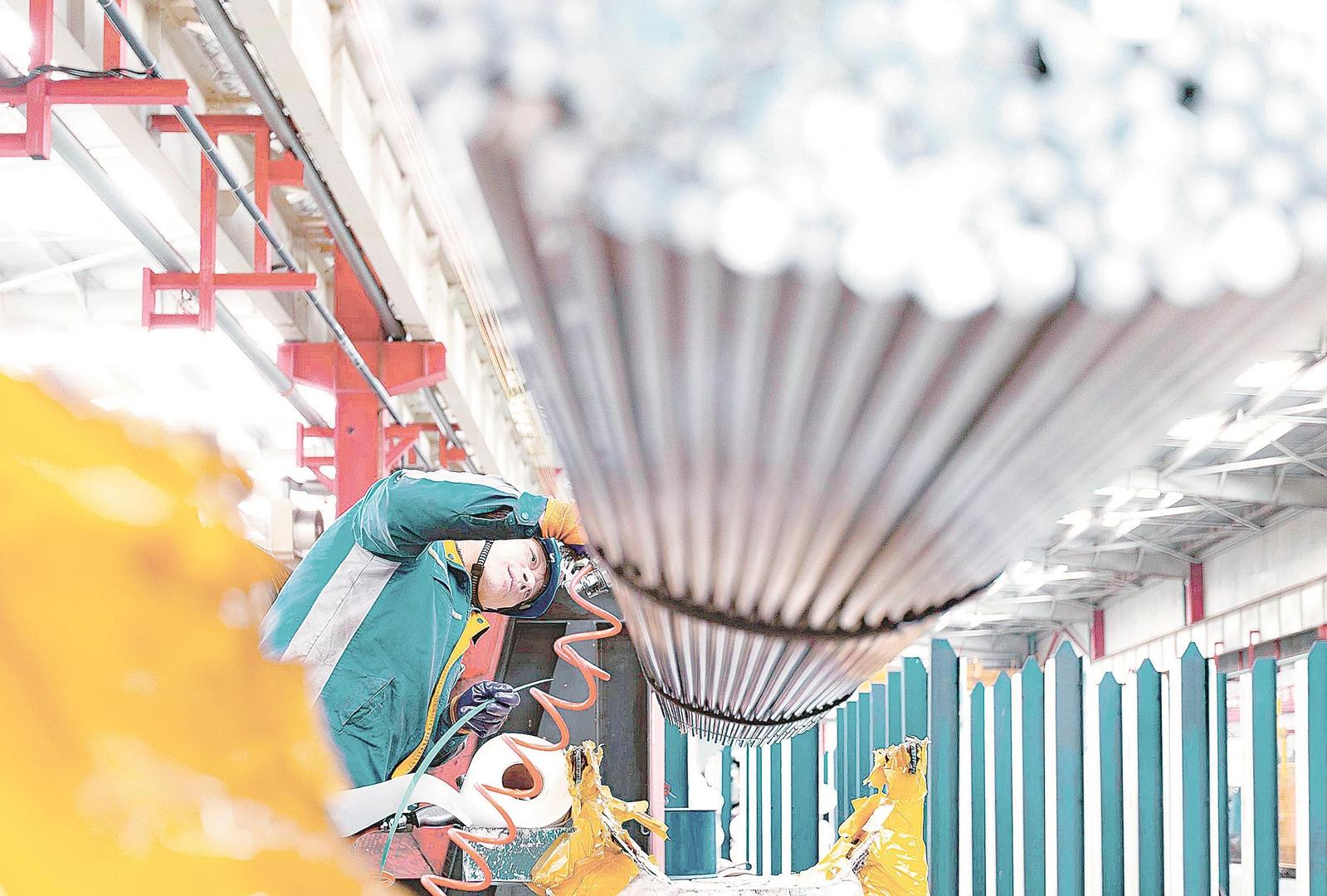 近日，安徽省“專精特新”企業(yè)馬鋼埃斯科特鋼公司生產(chǎn)線上，工人正在生產(chǎn)高端汽車彈簧用鋼產(chǎn)品。通訊員 羅繼勝 攝