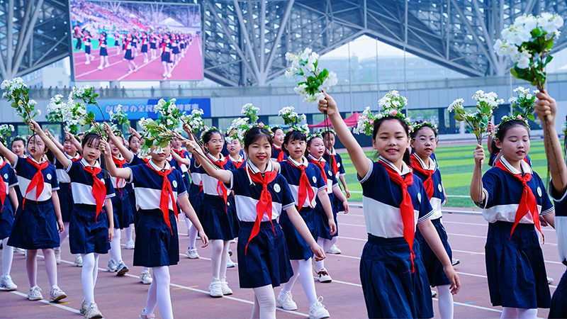 手持茉莉花的學(xué)生方陣。李廣源攝